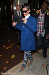 组图：蕾哈娜戴墨镜加蓝色西装潮范十足