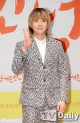 组图：李洪基顶锅盖头宣传新片 假想妻子捧场