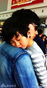 组图：张亮天天父子生活照温馨有爱