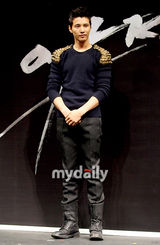 幻灯图：元彬出席新片《叔叔》新闻发布会