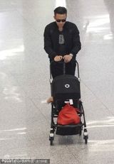 组图：邓超独自推婴儿车带儿子变身奶爸