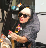 组图：Lady Gaga火辣造型录影 向歌迷献吻撒花