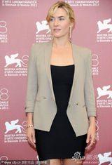 组图：《杀戮》发布会 温丝莱特仪态万方男星献吻