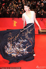 组图：《推拿》中国女星黄璐露背撩裙摆抢镜