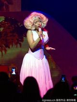 组图：麻辣鸡个唱粉丝强行上台 与保镖激烈扭打