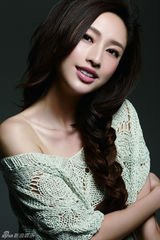 组图：“物质女”张俪曝光性感写真 秀香肩妩媚迷人