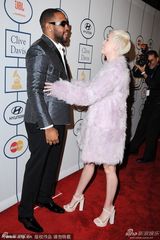 组图：麦莉格莱美派对清新风 收敛性感变俏皮