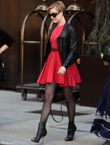 高清组图：埃文-雷切尔-伍德街拍 皮衣配红裙