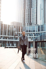 明星爱街拍：魏千翔温暖过圣诞 耍帅御寒两不误