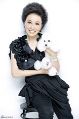 组图：邬倩倩携宠物拍写真 展幸福笑容 