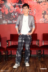 组图：张信哲晋升舞台剧团长 盼遇合适对象早日成家