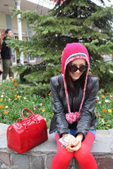 组图：江一燕赴日时尚街拍  糖果系搭配点亮圣诞