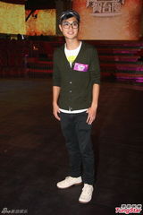 组图：陈百祥欲备护膝贺台庆 余咏珊否认加奖金