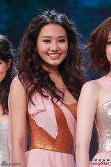 组图：港姐准决赛诞生10强 白纱裙秀腿抢镜