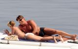 组图：斯嘉丽-约翰逊沙滩晒日光浴秀丰满身材