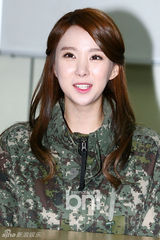 组图：9Muses部队举行新歌发布 成员遭军人强抱