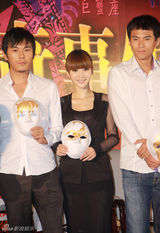 组图：柳岩薄透黑纱裙亮相《十二星座》开机