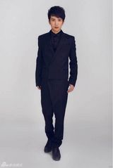 组图：许诺休闲造型拍帅气写真 尽显睿智儒雅