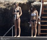 组图：莱昂纳多与女友度假 伸舌挑逗甜蜜湿吻