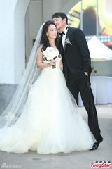 组图：张震大婚献吻娇妻 亲手为新娘提裙摆