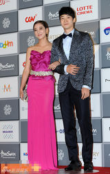 组图：李素妍携手尹翰亮相红毯深情对视