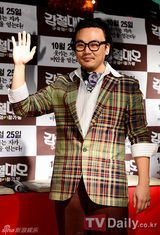 组图：韩片《救国的钢铁队伍》主演即兴亮相引关注