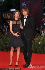 高清图：《在某处》首映  小范宁 露肩蓝裙宛若精灵