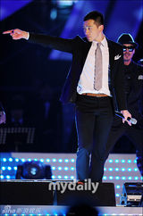 组图：Rain服军役期间奉命演出 不穿军装穿正装