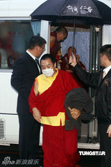 组图：曾志伟带领儿女送父亲曾启荣最后一程