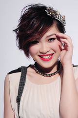 组图：快乐女声庆六一 成都唱区10强“卖萌”