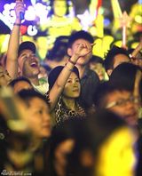 组图：汪峰演唱会深情表白 章子怡台下感动拭泪