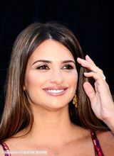 组图：克鲁兹妖冶红裙亮相 大秀傲人性感酥胸