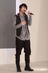 组图：严爵跨年大破音遭骂 年末演出盼嗓子好转