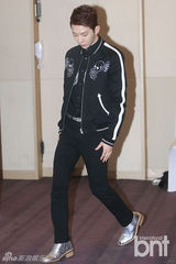 组图：2AM赵权帝国之子金桐俊等亮相时尚活动