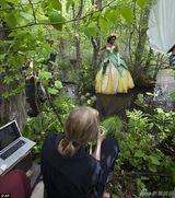 组图：珍妮佛化身迪士尼公主 绿色礼服仙气十足