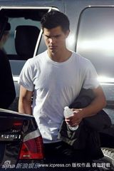 幻灯：《暮光》男星白T恤裹身肌肉隐现