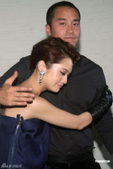 组图：张孝全金钟奖失意杨丞琳安慰 撇清绯闻恋情