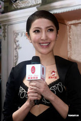 组图：杨谨华外穿Bra秀爆乳 乐当败犬今年不嫁