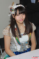 组图：SKE48三成员彩衣俏皮 唱跳卖力展热情