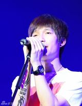 高清图：陈楚生演唱会深圳开锣 与李宗盛隔空对唱