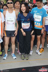 组图：杨千嬅惊讶香港拐婴案 红地毯摔倒伤右脚