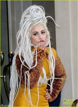 组图：Gaga顶拖把头送飞吻 踩恨天高扮女皇
