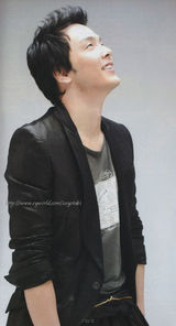 幻灯图：朴龙河生前帅气写真 阳光笑容温暖众人