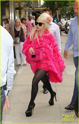 组图：Lady Gaga纽约购物头戴鲜花衣着鲜艳
