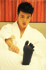 组图：国产美男许诺温馨“床照” 留着胡子扮萌 