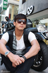 组图：于晓光韩国街拍写真  率性混搭显型男气质