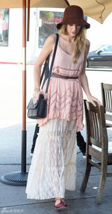 高清图：泰勒-斯威夫特街拍 粉色上衣搭蕾丝裙