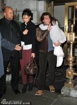 组图：阿汤哥牵妻抱女其乐融融 苏瑞甩发迷倒老汤