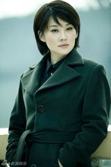 组图：许晴新剧塑造女版福尔摩斯 与殷桃半裸共浴