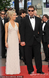 幻灯图集：开幕片男主角拉塞尔-克洛和老婆甜蜜牵手